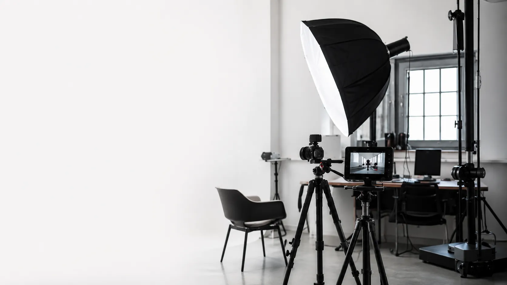Modernes Fotostudio mit Kamera, Softbox und Arbeitsplatz